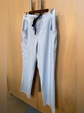 New FIGS Chambray, matching FIGS set, Top size small and pants Kade size large.